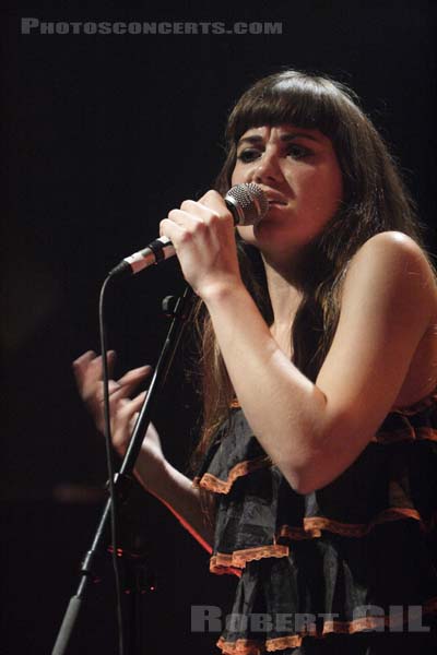 NOUVELLE VAGUE - 2006-06-14 - PARIS - Le Bataclan - Phoebe Tolmer